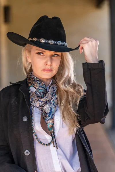 Vacker Blond Modell Klädd Som Cowgirl Njuter Utomhus Väder — Stockfoto