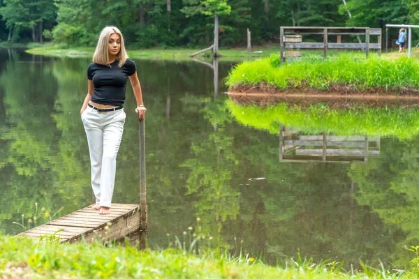 Uma Linda Jovem Modelo Loira Posa Livre Campo Girassóis Enquanto — Fotografia de Stock