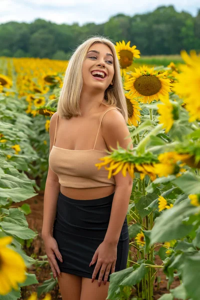 Sarışın Bir Model Yaz Gününün Tadını Çıkarırken Ayçiçeği Tarlasında Poz — Stok fotoğraf
