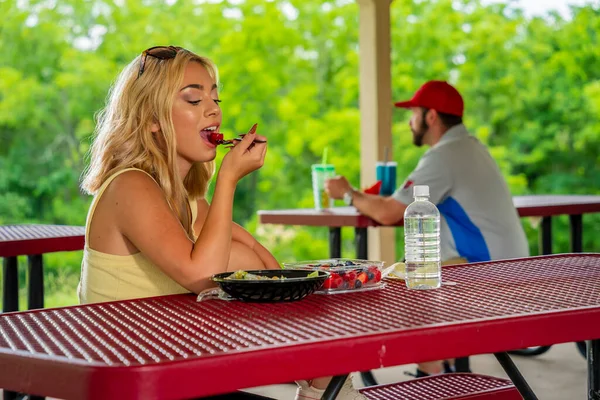 Uma Linda Jovem Modelo Loira Desfruta Seu Almoço Livre Mantendo — Fotografia de Stock
