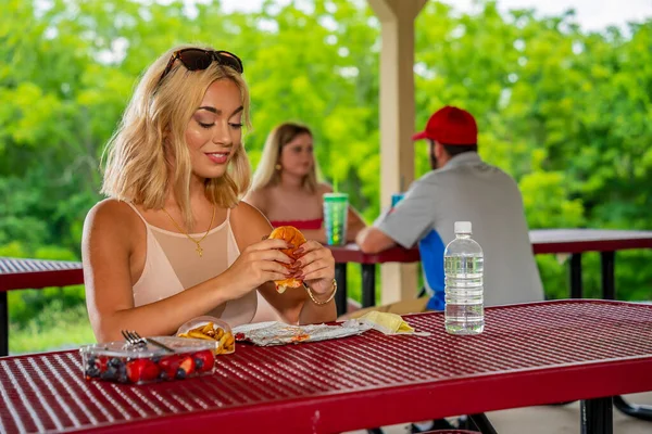 Una Hermosa Modelo Rubia Joven Disfruta Almuerzo Aire Libre Mientras — Foto de Stock