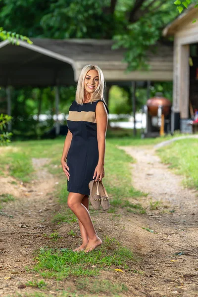 Vacker Ung Blond Modell Poserar Utomhus Medan Njuter Sommardag — Stockfoto
