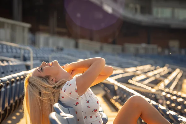 Uma Linda Jovem Modelo Loira Posa Livre Enquanto Desfruta Dia — Fotografia de Stock