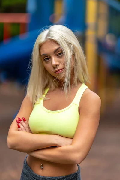 Vacker Ung Blond Modell Tränar Utomhus Medan Njuter Sommardag — Stockfoto