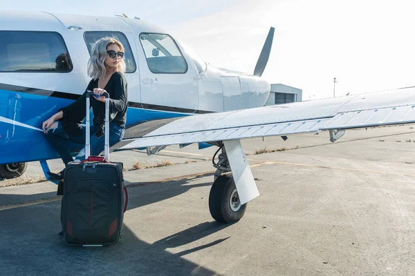 Wspaniała Młoda Blondynka Modelka Pozuje Zewnątrz Samolotem Jednosilnikowym Lokalnym Lotnisku — Zdjęcie stockowe