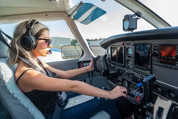 Een Prachtige Jonge Blonde Model Poseert Buiten Met Een Enkele — Stockfoto