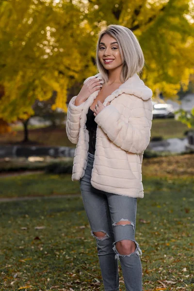 Een Prachtig Jong Blond Model Poseert Buiten Terwijl Geniet Van — Stockfoto