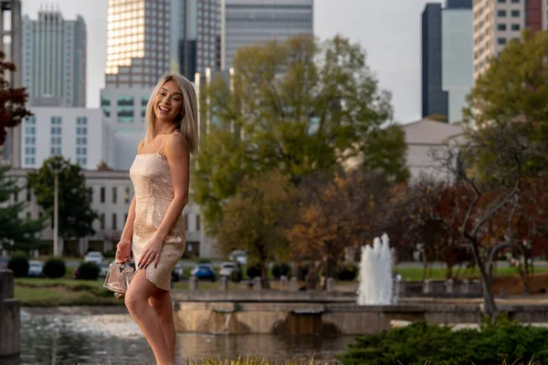 Uma Linda Jovem Modelo Loira Posa Livre Enquanto Desfruta Dia — Fotografia de Stock