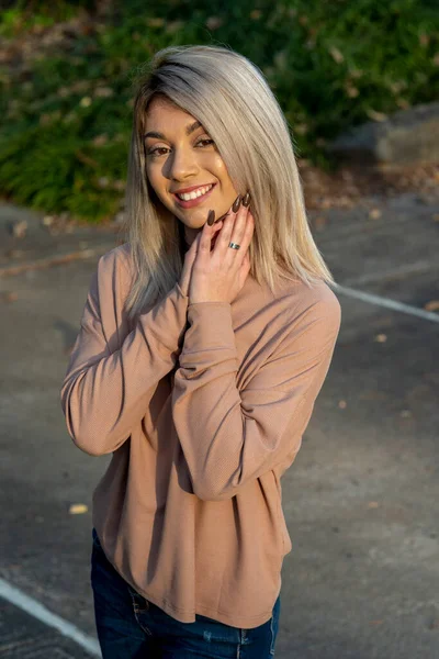 Uma Linda Jovem Modelo Loira Posa Livre Enquanto Desfruta Dia — Fotografia de Stock