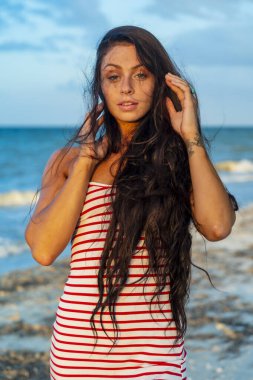 Güzel bir esmer model Merida, Meksika yakınlarındaki Yucatan Yarımadası 'nda günbatımının tadını çıkarıyor.