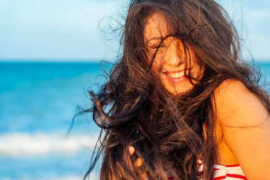 Güzel bir esmer model Merida, Meksika yakınlarındaki Yucatan Yarımadası 'nda günbatımının tadını çıkarıyor.