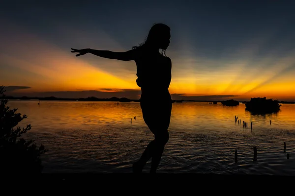 Beautiful Nude Latin Model Silhouetted She Poses Rising Sun Her — Stock Photo, Image