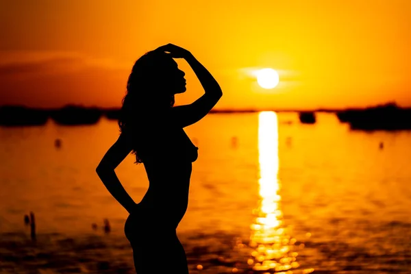 Beautiful Nude Latin Model Silhouetted She Poses Rising Sun Her — Stock Photo, Image