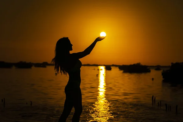 Beautiful Nude Latin Model Silhouetted She Poses Rising Sun Her — Stock Photo, Image