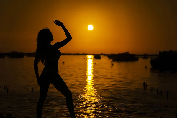 Beautiful Nude Latin Model Silhouetted She Poses Rising Sun Her — Stock Photo, Image