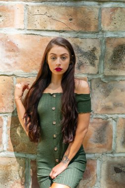 Muhteşem bir esmer model, açık havada bir bahar gününün tadını çıkarıyor. 