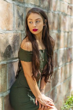 Muhteşem bir esmer model, açık havada bir bahar gününün tadını çıkarıyor. 