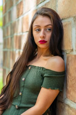 Muhteşem bir esmer model, açık havada bir bahar gününün tadını çıkarıyor. 