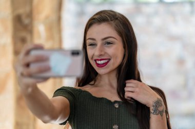 Muhteşem bir esmer model, açık havada bir bahar gününün tadını çıkarıyor. 