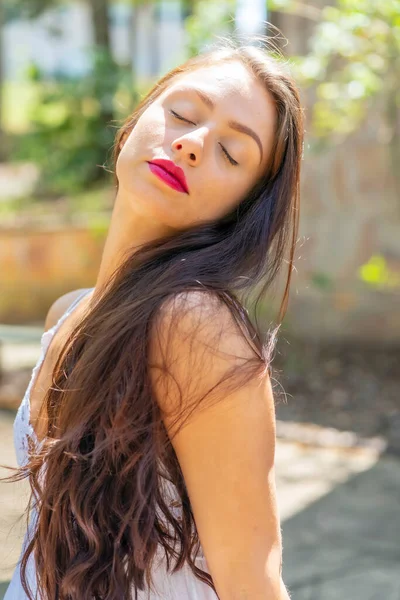 Gorgeous Brunette Model Enjoys Spring Day Outdoors — Stock Photo, Image