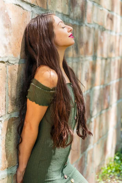 Gorgeous Brunette Model Enjoys Spring Day Outdoors — Stock Photo, Image