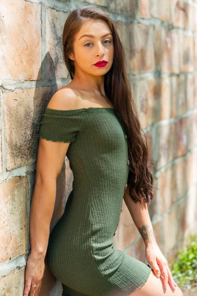 Gorgeous Brunette Model Enjoys Spring Day Outdoors — Stock Photo, Image