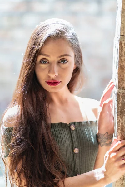 Gorgeous Brunette Model Enjoys Spring Day Outdoors — Stock Photo, Image