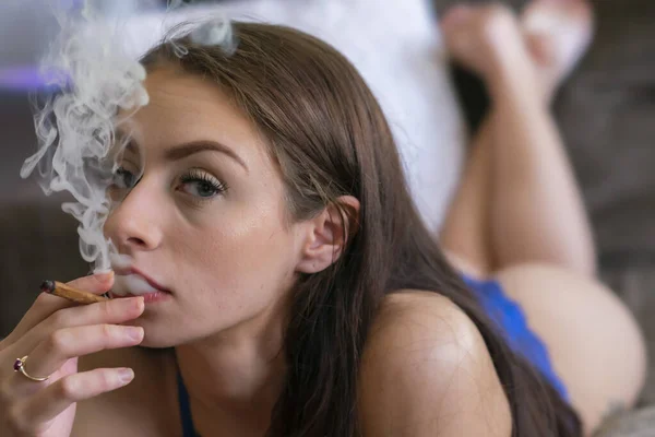 Una Hermosa Modelo Morena Fuma Marihuana Intimidad Propia Casa — Foto de Stock