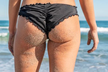 Bir plaj ortamında poz güzel bikini modeli