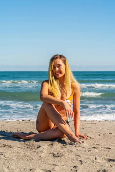 Ursnygg Bikini Modell Poserar Beach Miljö — Stockfoto