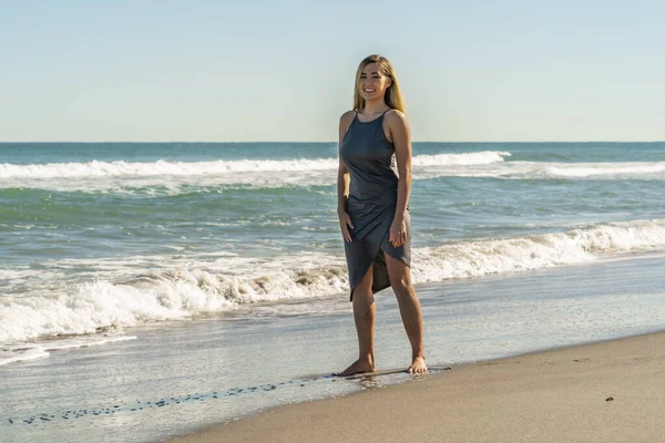 Une Magnifique Jeune Femme Blonde Profite Une Journée Plage Seule — Photo