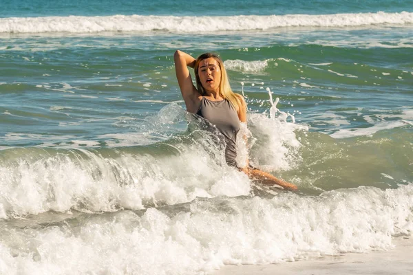 Une Magnifique Jeune Femme Blonde Profite Une Journée Plage Seule — Photo