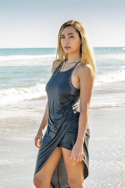 一人でビーチで一日を楽しむ豪華な若いブロンド女性 — ストック写真