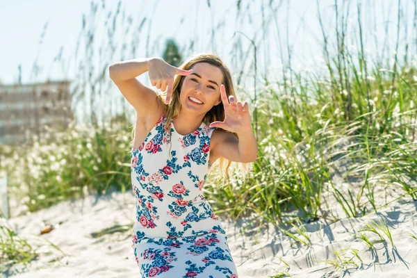 Une Magnifique Jeune Femme Blonde Profite Une Journée Plage Seule — Photo