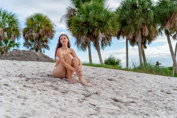 Ein Schönes Brünettes Bikini Model Genießt Das Wetter Draußen Strand — Stockfoto