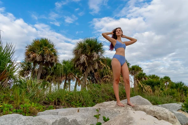 Beautiful Brunette Bikini Model Enjoys Weather Outdoors Beach — Stock Photo, Image