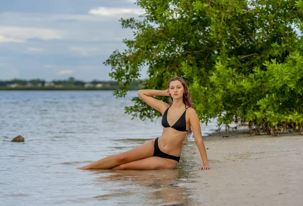 Piękna Brunetka Model Bikini Cieszy Się Pogodą Zewnątrz Plaży — Zdjęcie stockowe