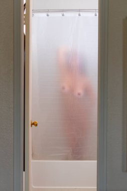 Muhteşem bir esmer model ev ortamında duş alıyor.