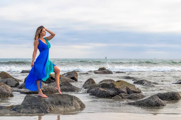 Красивая Брюнетка Латиноамериканка Позирует Пляже Закате — стоковое фото