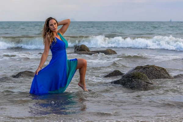 Una Bella Bruna Modello Ispanico Posa All Aperto Una Spiaggia — Foto Stock