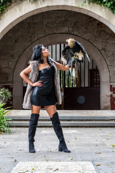 Lindo Modelo Morena Hispânica Posa Livre Com Pássaro Caracara Livre — Fotografia de Stock