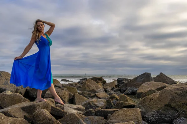 Une Belle Brunette Modèle Hispanique Posant Plein Air Sur Une — Photo