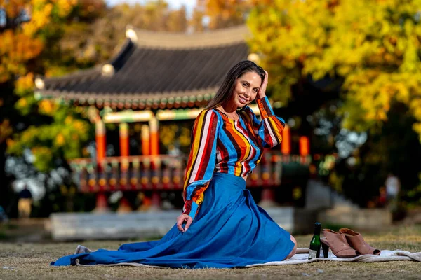 Modelo Morena Lindo Posa Livre Enquanto Desfruta Clima Outono — Fotografia de Stock