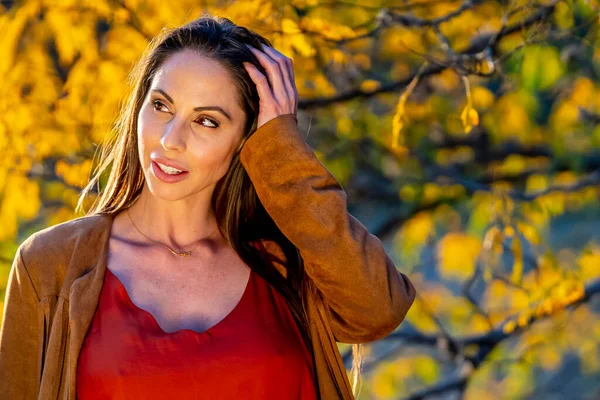 Modelo Morena Lindo Posa Livre Enquanto Desfruta Clima Outono — Fotografia de Stock