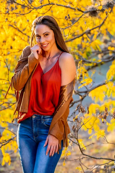 Gorgeous Brunette Model Poses Outdoors While Enjoying Autumn Weather — Stock Photo, Image
