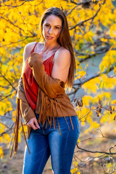 Ein Hinreißendes Brünettes Model Posiert Freien Und Genießt Das Herbstwetter — Stockfoto