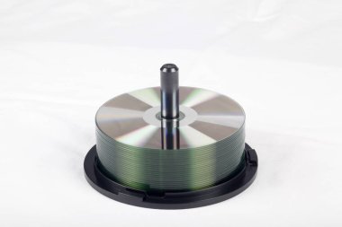 Stüdyo ortamındaki bir yığın CD 'nin izole edilmiş görüntüsü