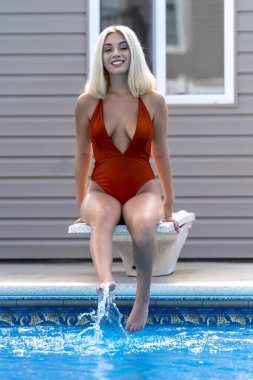 Sarışın bir manken yaz gününün tadını çıkarırken bikiniyle poz verir.