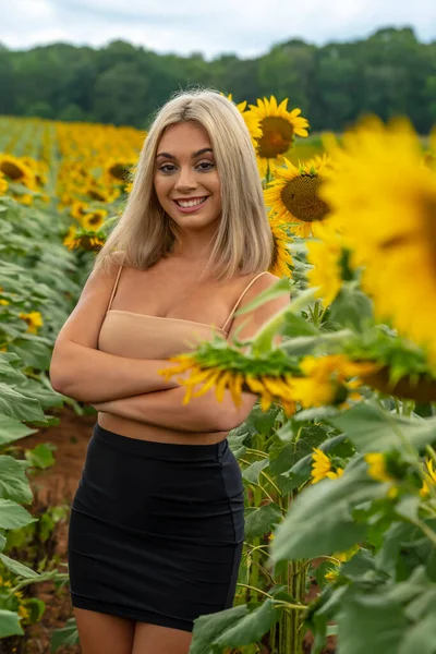 Sarışın Bir Model Yaz Gününün Tadını Çıkarırken Ayçiçeği Tarlasında Poz — Stok fotoğraf