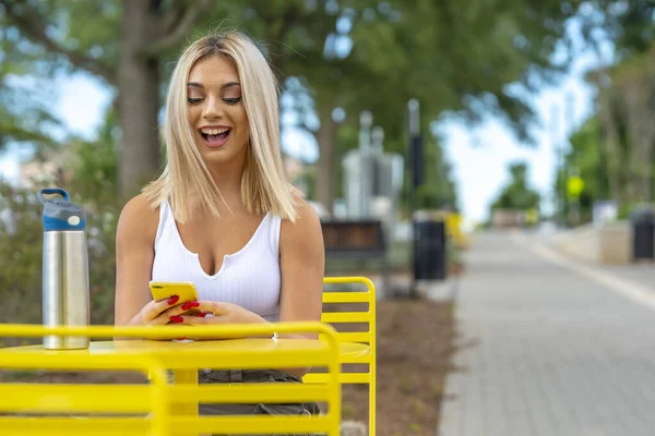 Vacker Ung Blond Modell Poserar Utomhus Medan Njuter Sommardag — Stockfoto